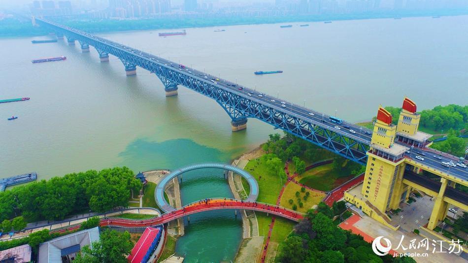 南京长江大桥戴上“亲水项链” 转载