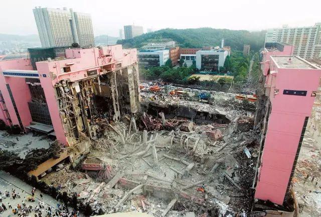 甲方一意孤行改设计，大楼20秒塌为平地，1500人被埋，502人死亡！