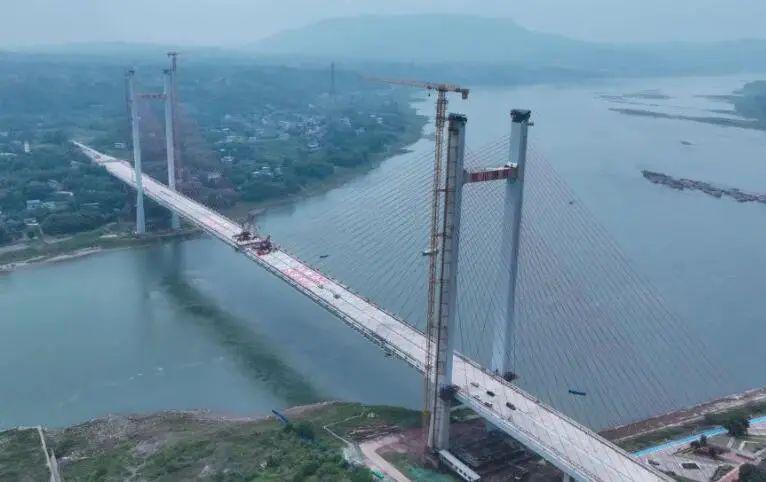 泸州市安富第一过江通道工程——纳溪长江大桥顺利合龙