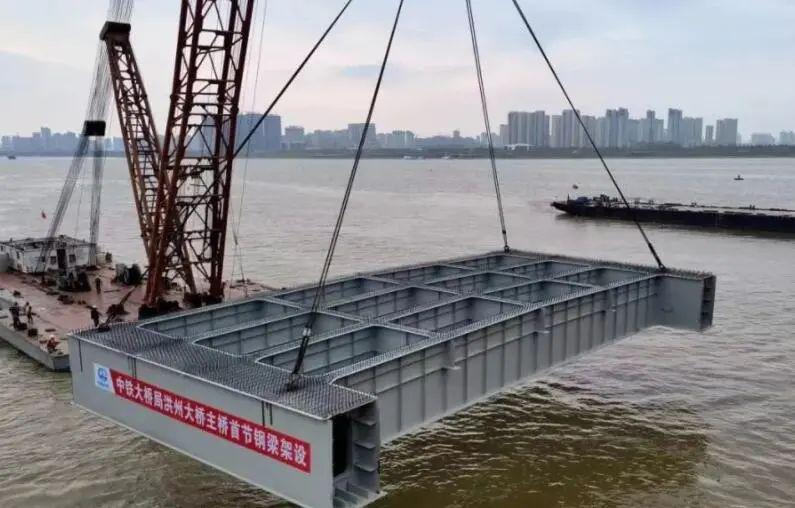 南昌洪州大桥完成主桥首节钢梁架设，将开始主桥钢梁施工