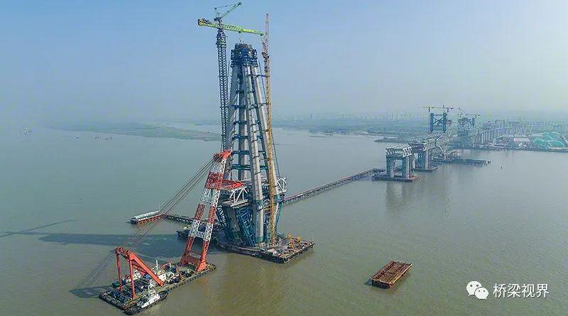 常泰长江大桥主航道桥墩顶梁吊装完成、沿江高速宜金段首座钢混拱桥主拱圈合龙……