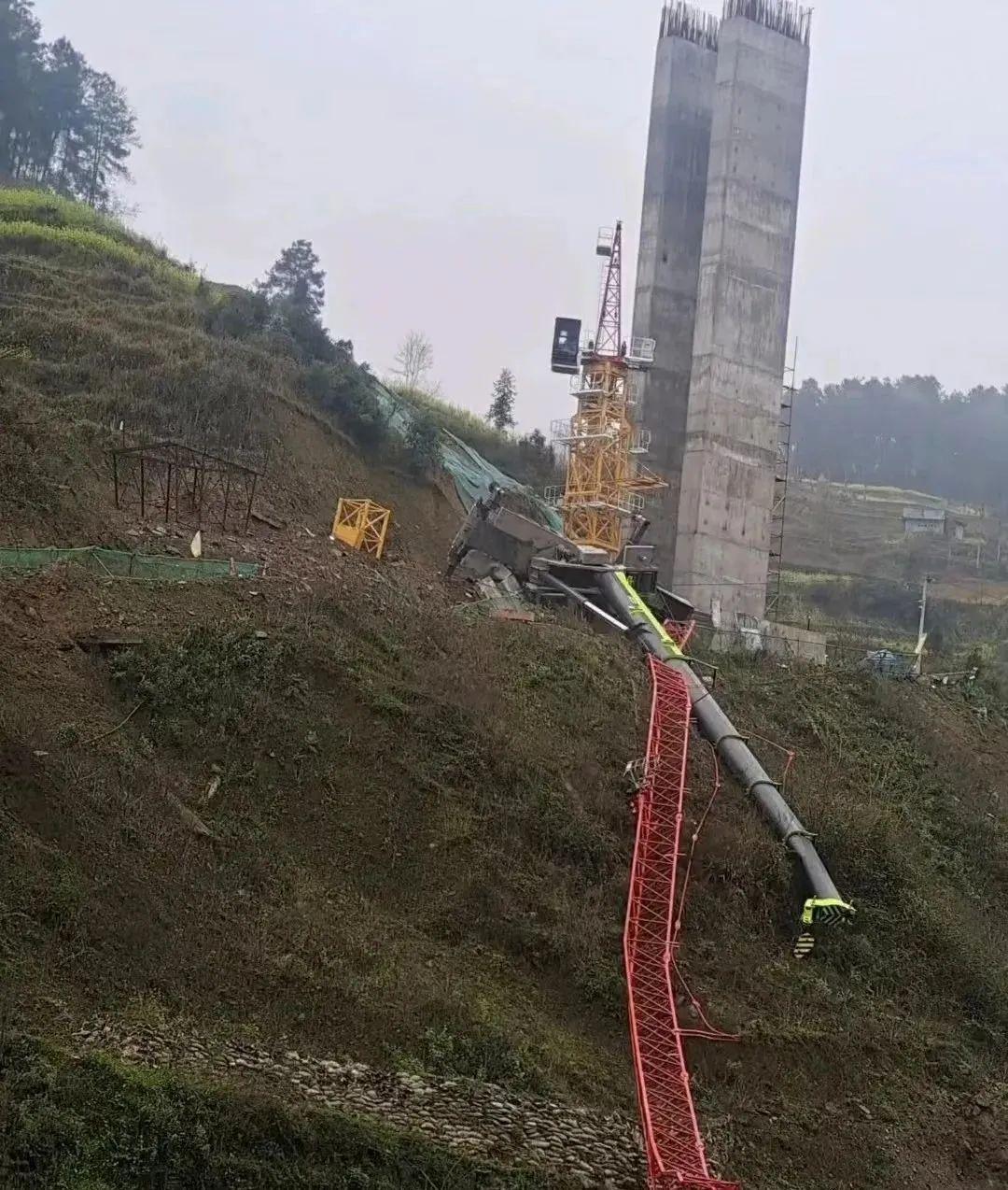 突发！贵州一在建桥梁塔吊拆卸作业时吊车发生倾覆事故！