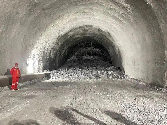 世界第一埋深高速公路隧道贯通