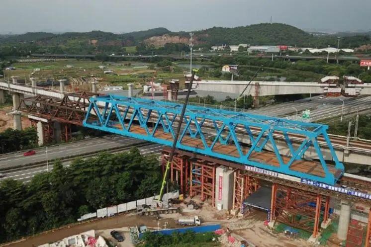 广湛高铁建设新进展！“咽喉”工程首座钢桁梁拖拉到位
