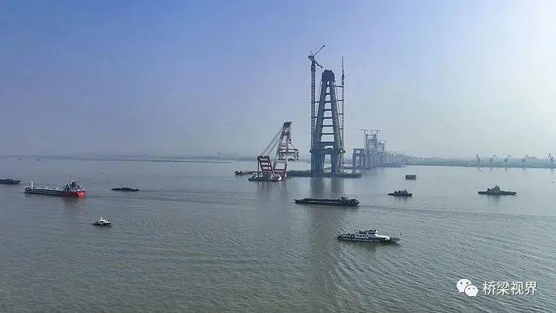 常泰长江大桥主航道桥墩顶梁吊装完成、沿江高速宜金段首座钢混拱桥主拱圈合龙……