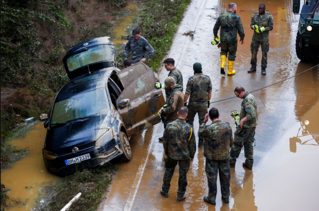 170人死亡！德国比利时遭遇罕见恐怖洪灾！车子房子全被冲走，居民站在屋顶绝望求助