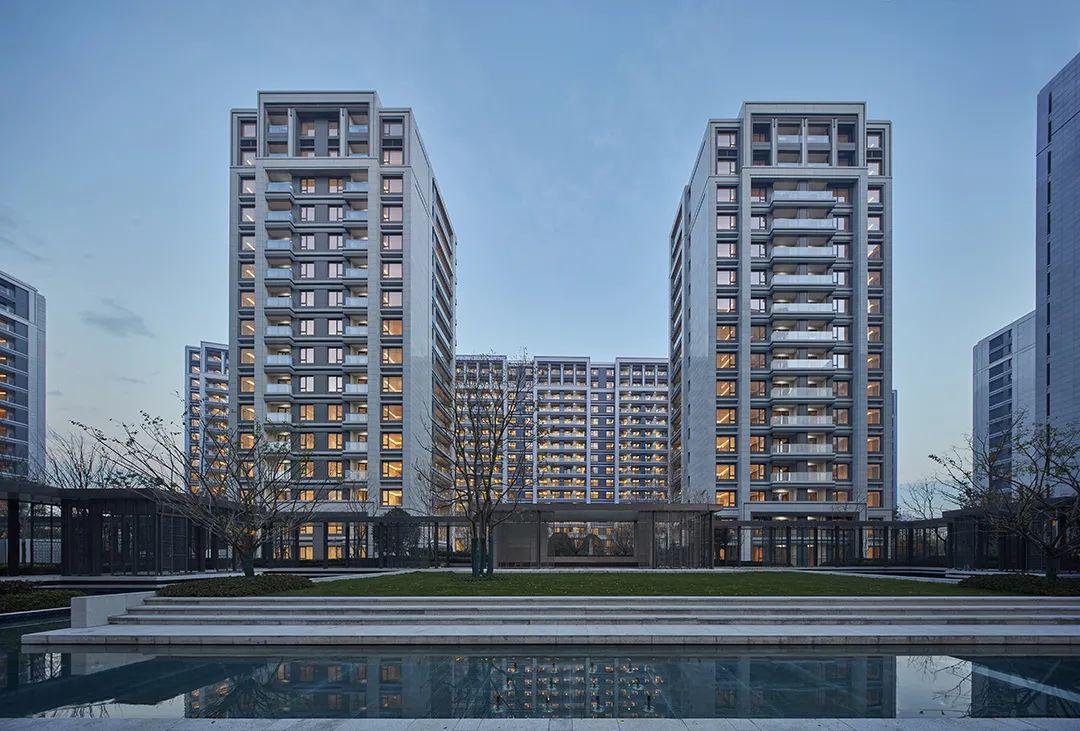 高端住宅 —— 超大玻璃、简洁利落的立面，现代设计手法！
