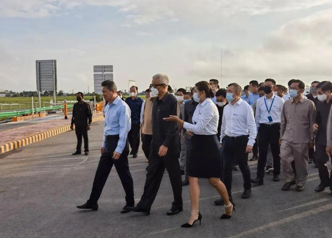 柬埔寨副首相视察金港高速公路