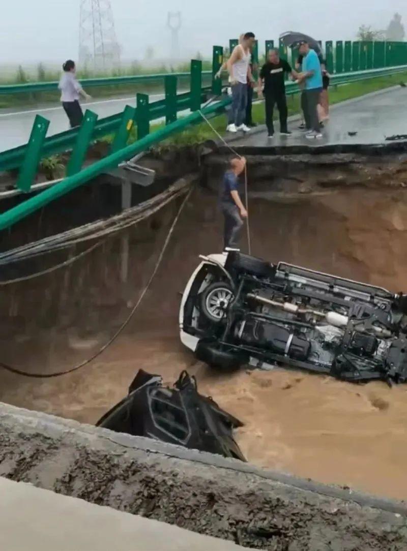 突发！黑龙江一高速坍塌，两车掉落河中！